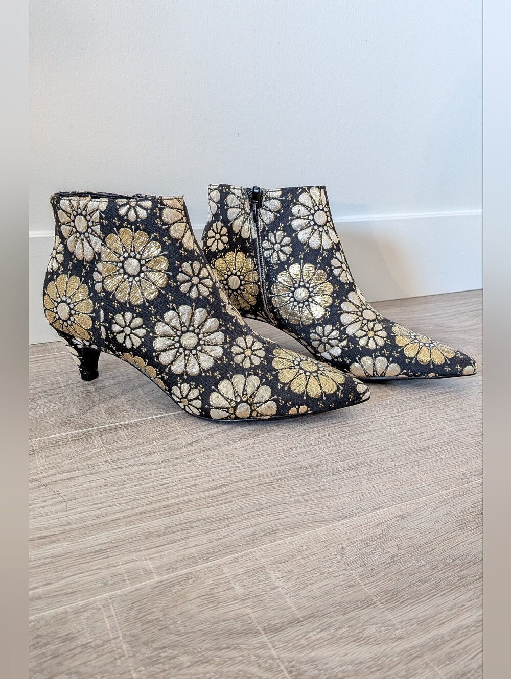 NWOT Design Lab Lord & Taylor Black Gold Floral Baroque Embroidery Ankle Boots 7
